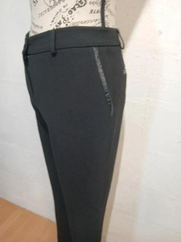 Pantalon noir droit avec détail simili cuir aux poches Emma & Caro – Taille 38 ( – photo 5